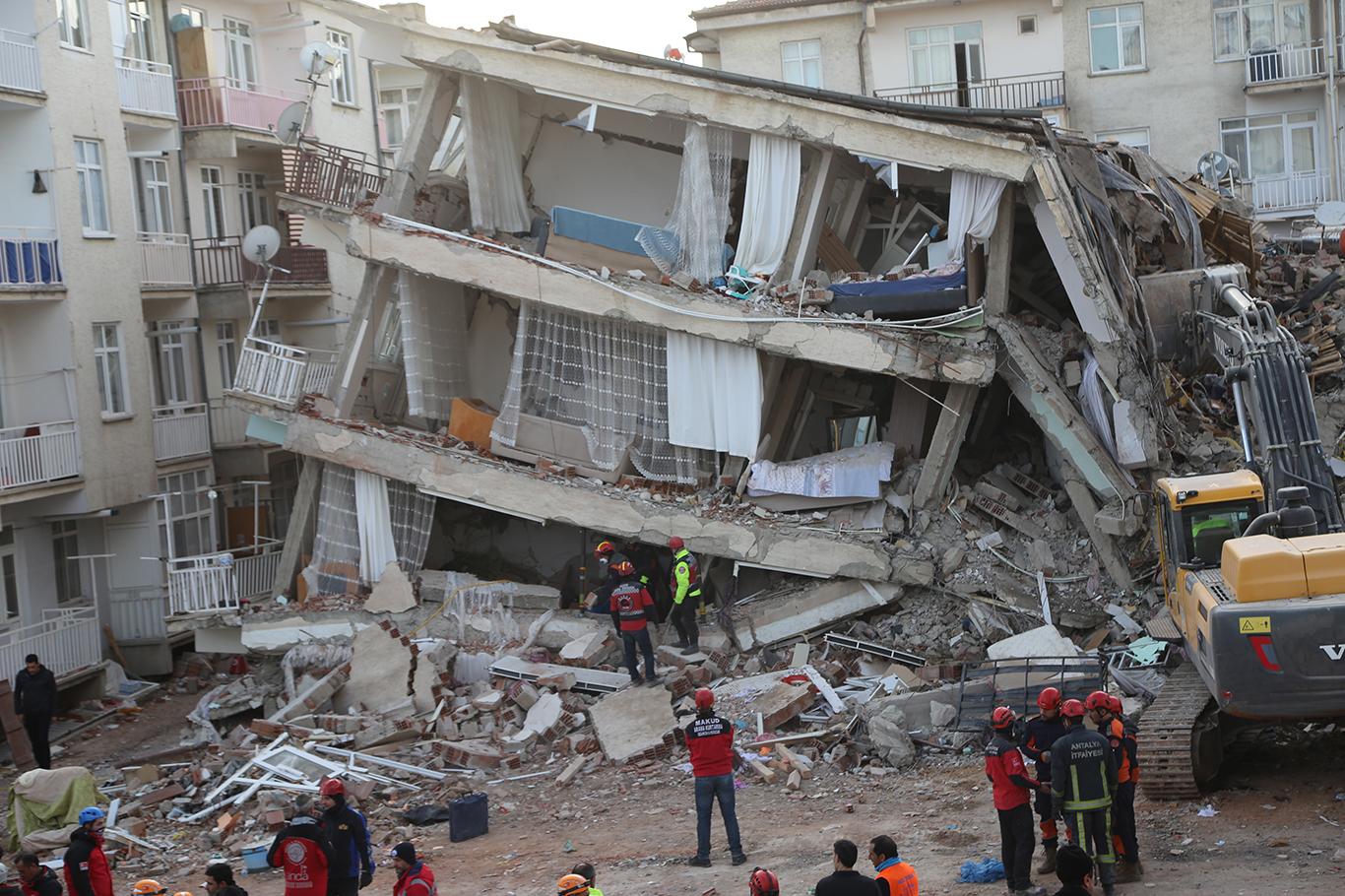 Elazığ’daki depremde hayatını kaybedenlerin sayısı 38'e yükseldi